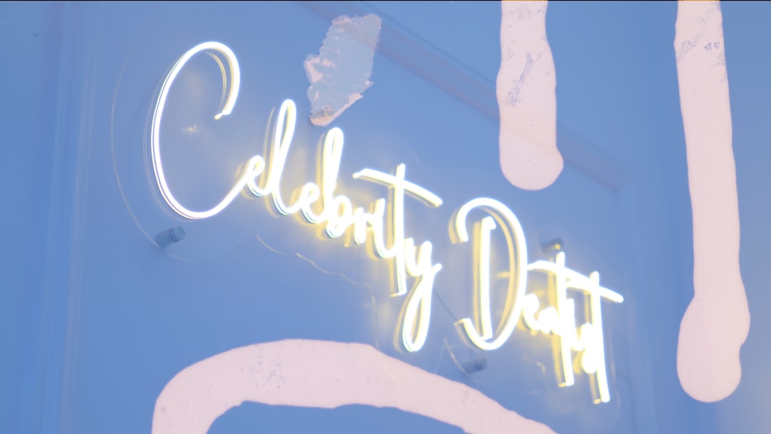 Cum să detectezi un profil fals de celebritate pe Instagram sau TikTok