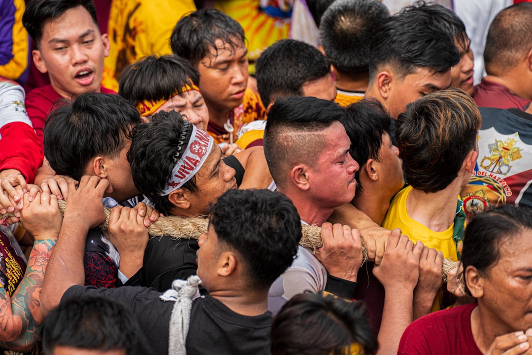 Puterea comunității: Fanii strâng bani pentru cauze nobile