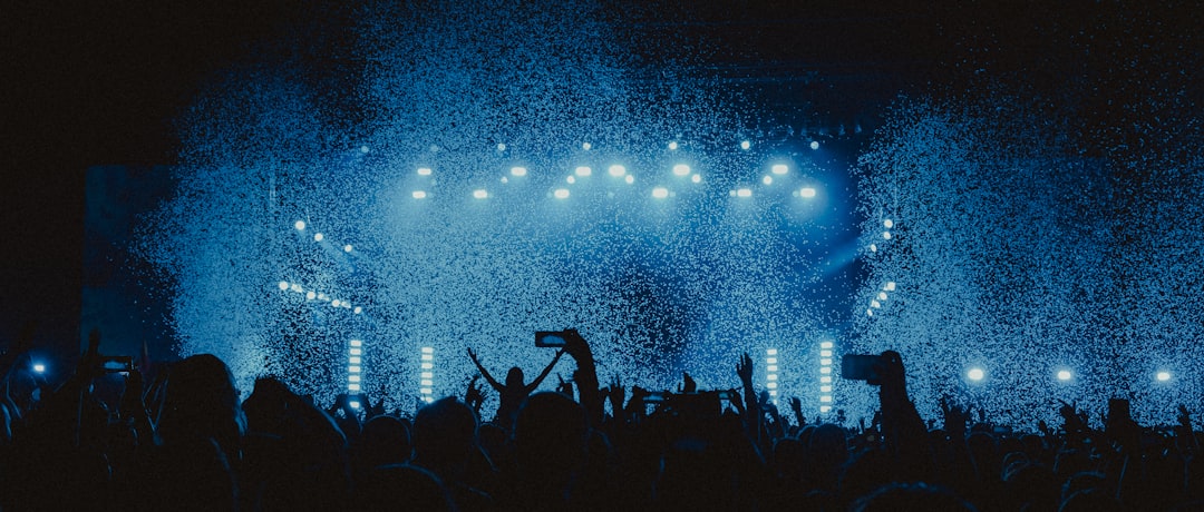 Cum să obții un loc în primul rând la concert: Tips & Tricks de la fani veterani