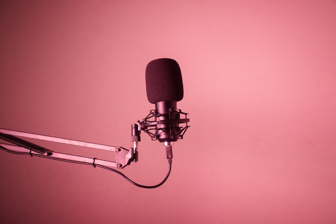 Impactul podcasturilor: Cum am ajuns să ne simțim „prieteni” cu idolii noștri