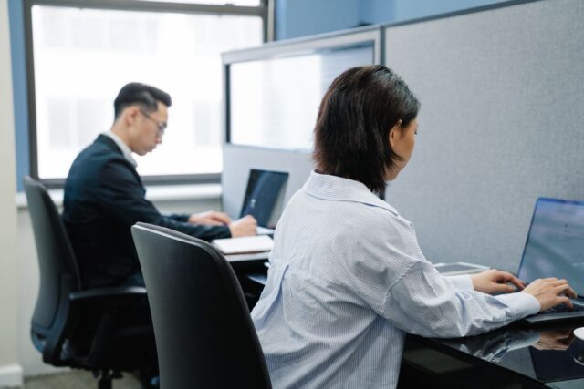 Muncă remote versus muncă hibridă: ce înseamnă fiecare pentru cariera ta